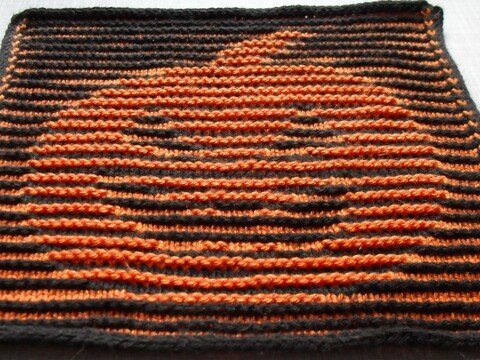 Halloweenkürbis Spüli oder Deko in Schattenstricktechnik