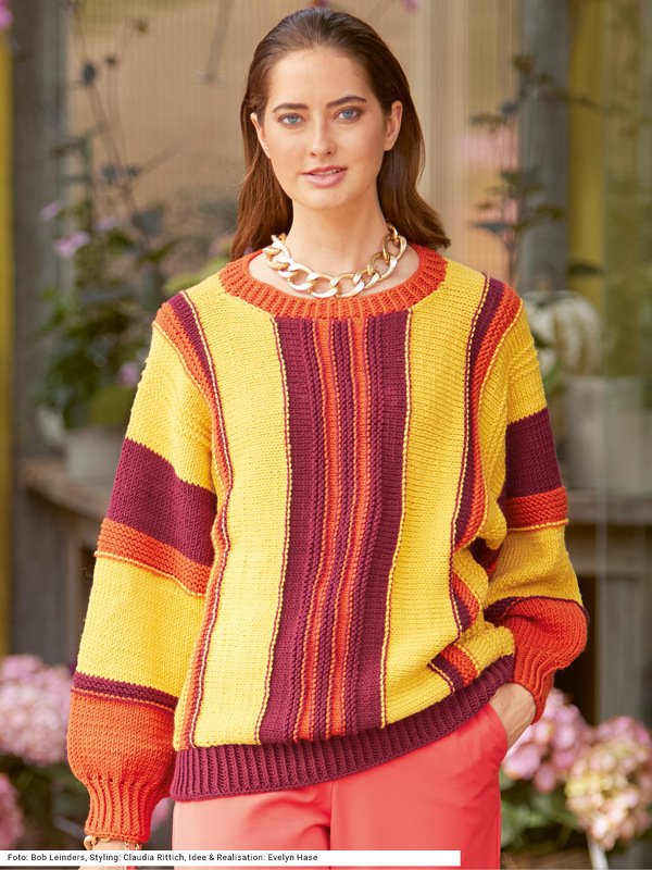 Quergestrickter Pulli mit Streifen in Gelb, Weinrot und Orange