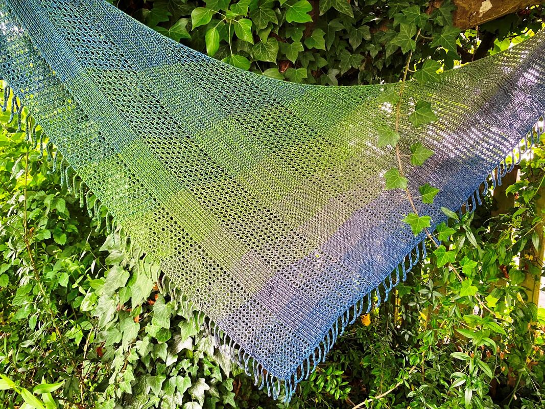 Biddy - gestricktes Tuch, fast symmetrisch - PDF Anleitung