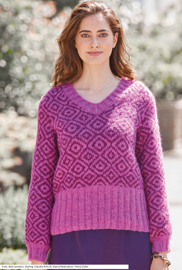 Pulli mit V-Ausschnitt im Jaquardmuster in Pink und Beerenrot