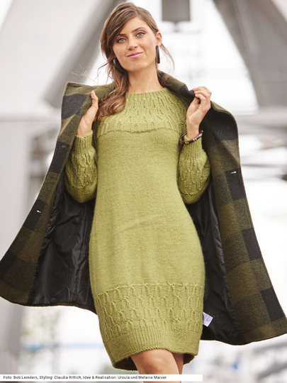 Kleid mit Rundpasse und Re-links-Muster in hellem Grün