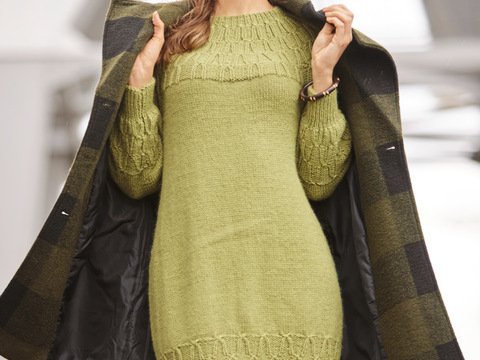 Kleid mit Rundpasse und Re-links-Muster in hellem Grün