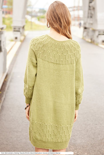 Kleid mit Rundpasse und Re-links-Muster in hellem Grün