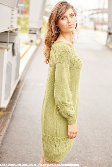 Kleid mit Rundpasse und Re-links-Muster in hellem Grün