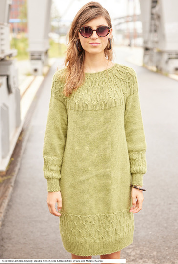 Kleid mit Rundpasse und Re-links-Muster in hellem Grün