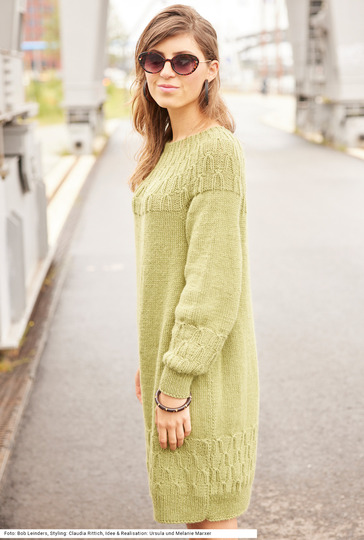 Kleid mit Rundpasse und Re-links-Muster in hellem Grün