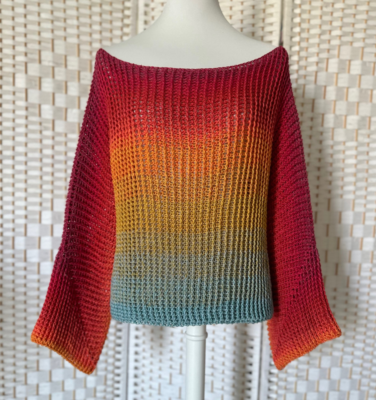 Gehäkelter Damenpullover mit Farbverlauf (Rot–Türkis) und U-Boot-Ausschnitt auf Schaufensterpuppe