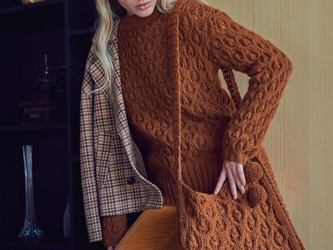 Pulli und Tasche mit Blattmusterstrukturen