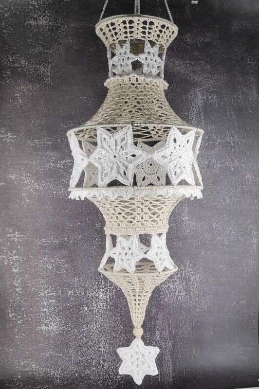 gehäkelter hängender Lampion mit Sternmotiven in weiß und beige