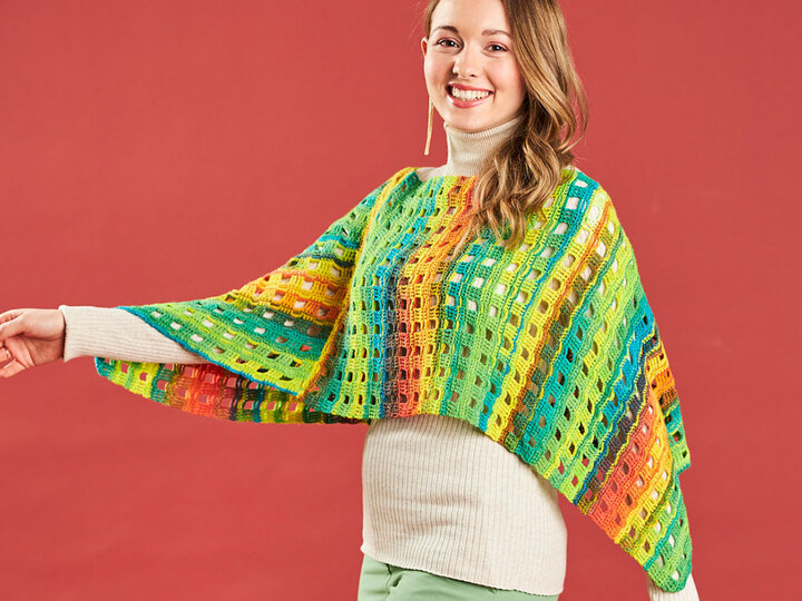 PONCHO UND SOMMERSOCKEN, gehäkelt