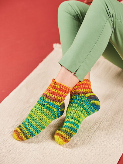 PONCHO UND SOMMERSOCKEN, gehäkelt