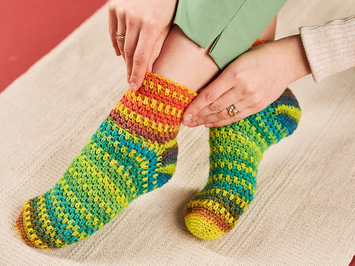 PONCHO UND SOMMERSOCKEN, gehäkelt