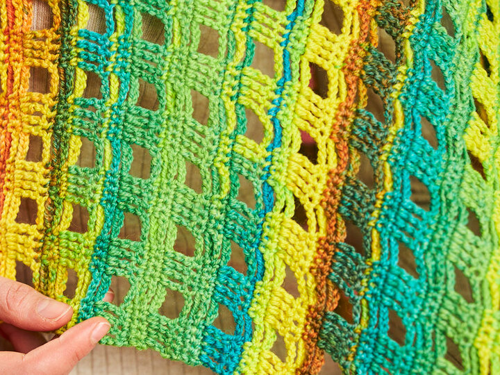 PONCHO UND SOMMERSOCKEN, gehäkelt