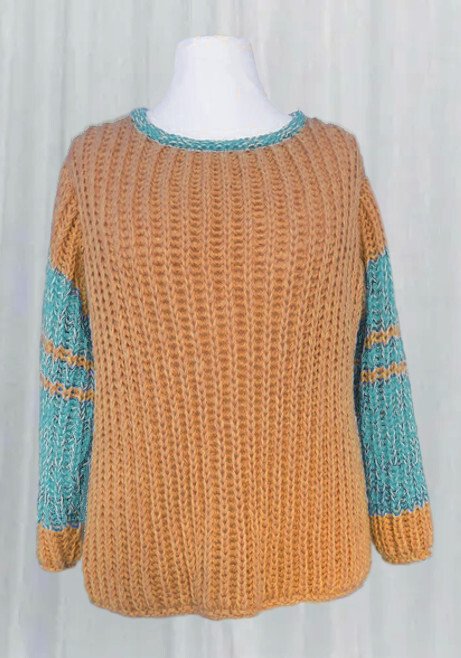 Brauner Strickpullover mit türkisfarbenen Ärmeln und Streifen auf einer Schneiderpuppe