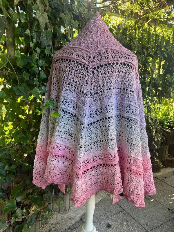 Gehäkeltes Spitzen-Tuch in Farbverlauf Mauve–Grau–Rosé auf Schneiderpuppe