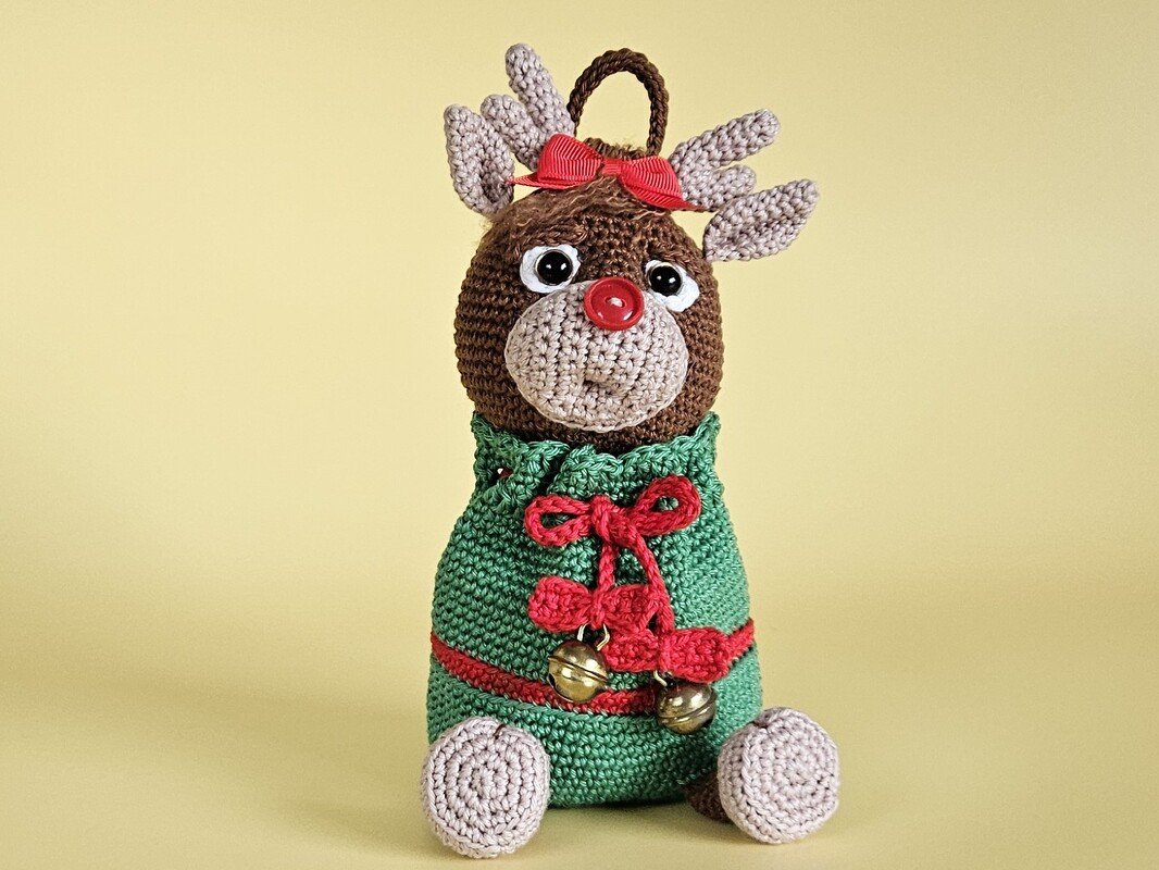 Geschenksäckchen Rentier mit Christbaumkugel - Amigurumi Häkelanleitung