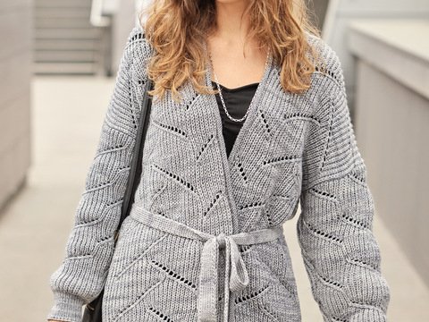 Jacke mit Lochmuster und Gürtel in Hellgrau