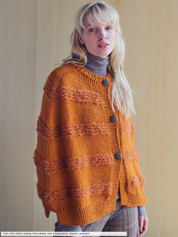 Poncho in Streifenoptik und Knöpfen