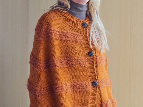 Poncho in Streifenoptik und Knöpfen