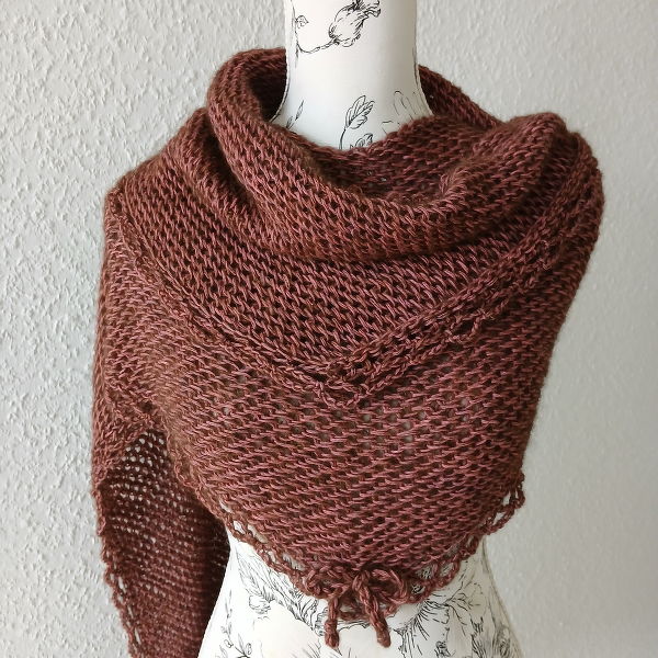 Gehäkeltes rostbraunes Dreieckstuch mit offenem Maschenbild und Schlaufenkante auf Schneiderbüste