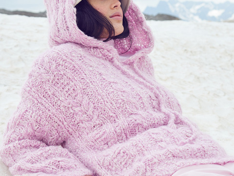 Kapuzenpulli mit markanten Zopfstrukturen