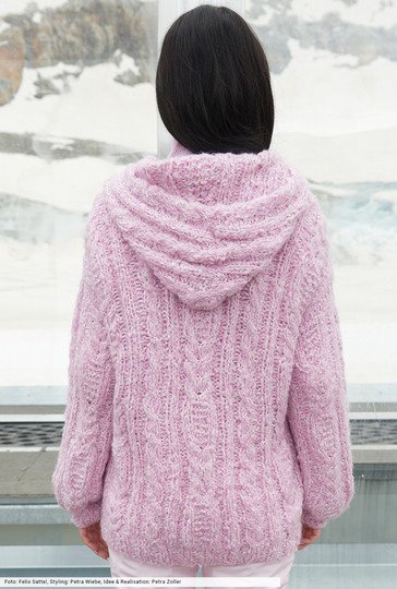 Kapuzenpulli mit markanten Zopfstrukturen