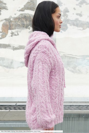 Kapuzenpulli mit markanten Zopfstrukturen