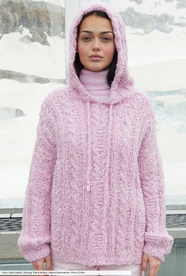 Kapuzenpulli mit markanten Zopfstrukturen