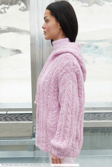 Kapuzenpulli mit markanten Zopfstrukturen