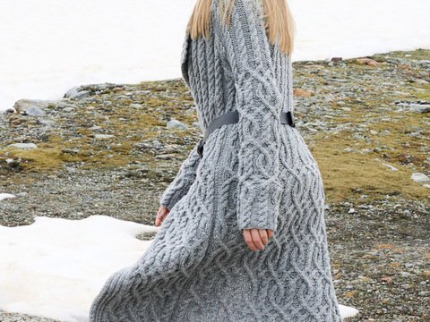 Mantel mit Zopfstrukturen