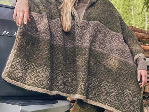 Kapuzen-Cape im Norwegermuster