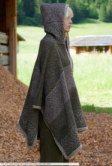 Kapuzen-Cape im Norwegermuster