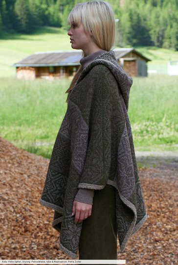 Kapuzen-Cape im Norwegermuster
