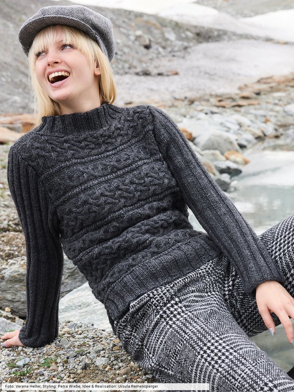 Quergestrickter Zopfmusterpulli