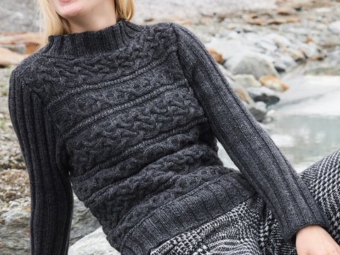 Quergestrickter Zopfmusterpulli