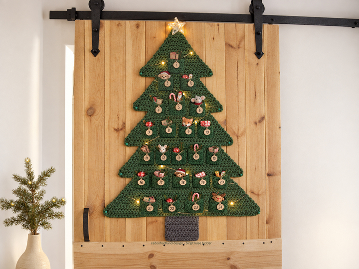 Crochet Christmas Easy Tree Pattern: Chunky Wool Wall Hanging for Beginner