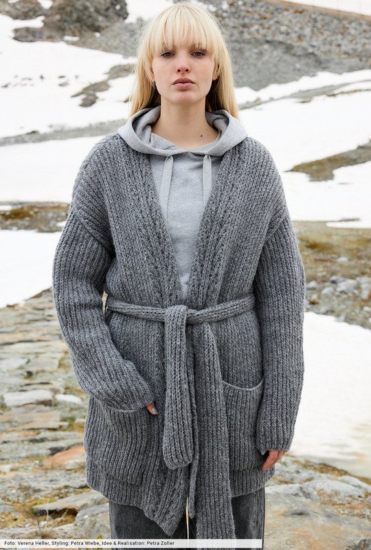 Strickjacke im Patentmuster mit aufgesetzten Taschen und Bindegürtel - Bild 6