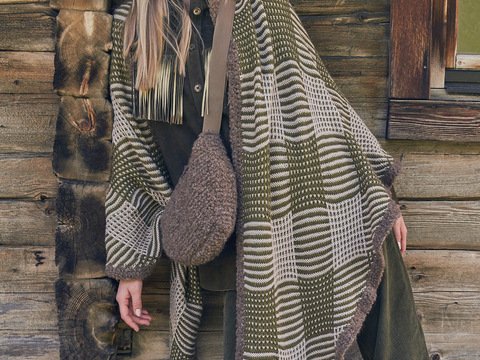 Tuch mit Karostrukturen und Tasche