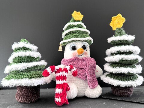 Häkelanleitung für einen Schneemann mit Tannen