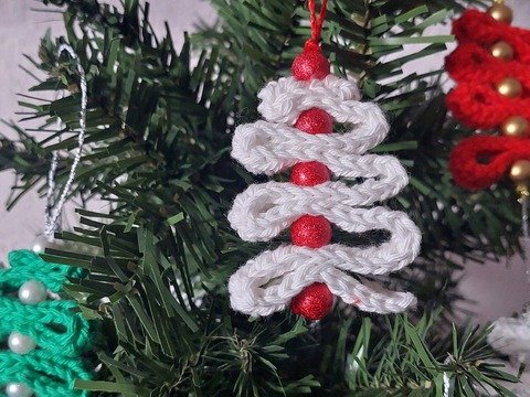 Kostenlos Häkelanleitung Weihnachtsbäumchen Baumschmuck mit Perlen!