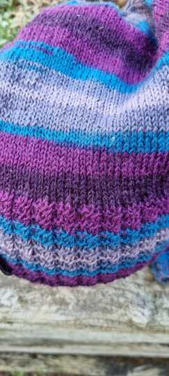 Sportliche Damenmütze mit passenden Pulswärmern