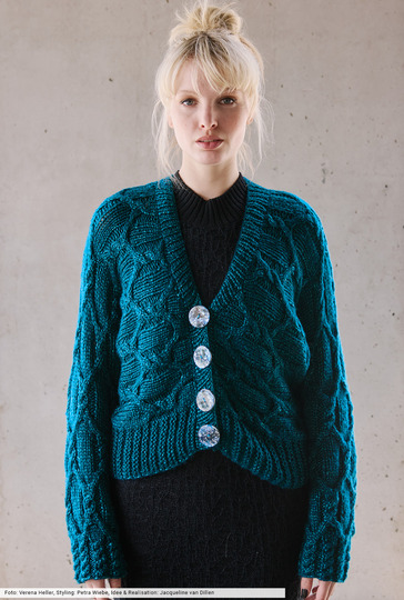 Quergestrickte Zopfmuster-Jacke