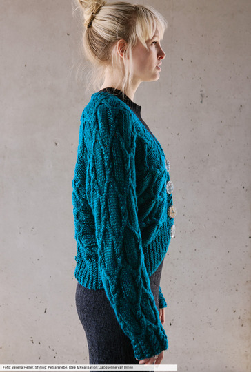 Quergestrickte Zopfmuster-Jacke