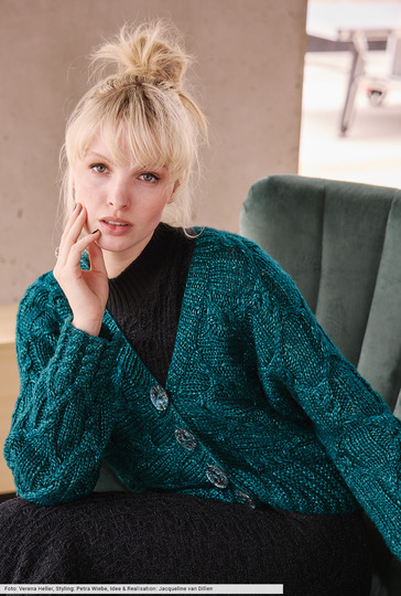 Quergestrickte Zopfmuster-Jacke