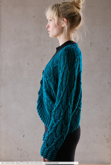 Quergestrickte Zopfmuster-Jacke