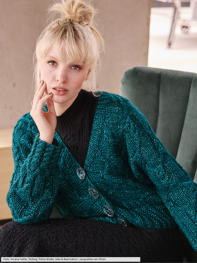 Quergestrickte Zopfmuster-Jacke