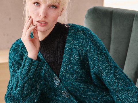 Quergestrickte Zopfmuster-Jacke