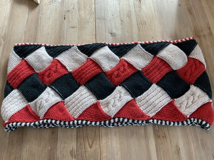 Canissa, Loop in Entrelac-Technik