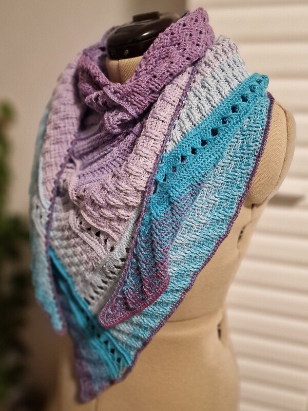 Detailaufnahme eines gehäkelten Dreieckstuchs mit Rippen- und Ajourmuster