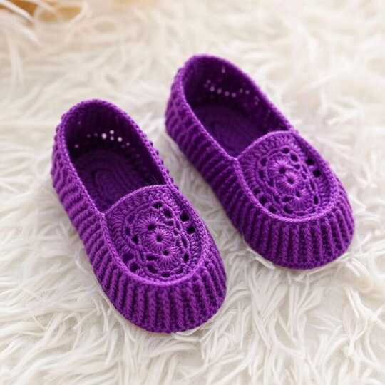 Crochet Slippers Pattern – Easy Women’s House Shoes with Video Tutorial